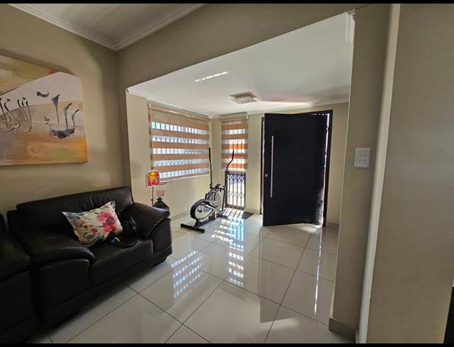 3 BEDROOM HOUSE FOR SALE IN MAYFAIR WEST